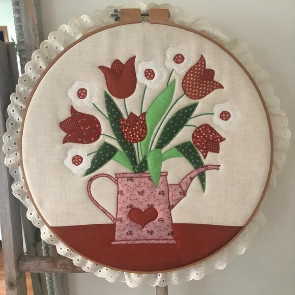 LARGE VINTAGE QUILTED EMBROIDERY ART IN WOODEN HOOP FRAME - Picture 1 of 8